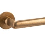 Deurkruk op geveerd rozet PadaniaVivo messing antiek