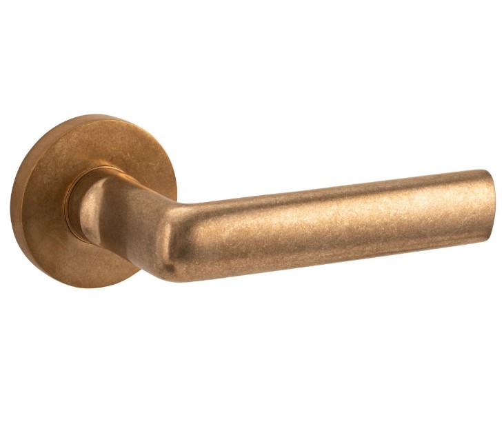 Deurkruk op geveerd rozet PadaniaVivo messing antiek