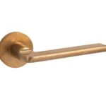 Deurkruk op geveerd rozet Piatto/Vivo messing antiek