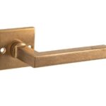 Deurkruk op ongeveerd rozet Kare/Bauhaus messing antiek