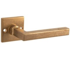 Deurkruk op ongeveerd rozet Kare/Bauhaus messing antiek