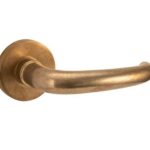 Deurkruk op geveerd rozet Halfsabel/Vivo messing antiek