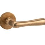 Deurkruk op geveerd rozet Linea/Vivo messing antiek