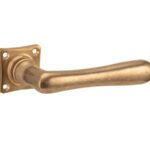 Deurkruk op ongeveerd vierkant rozet Linea messing antiek