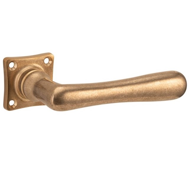 Deurkruk op ongeveerd vierkant rozet Linea messing antiek