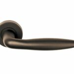 Deurkruk Sigaar Model op ronde rozet brons