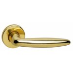 Deurkruk Sigaar op rozet messing gelakt