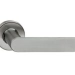 Deurkruk Massief Strak-elegant op rozet met ring met veer RVS