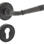 Intersteel deurkruk Helena op rozet met PC-plaatjes oud grijs