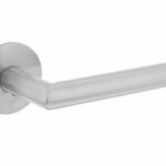 Deurkruk Hoek 90° geveerd op ronde magneet rozet RVS