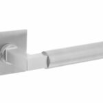 Deurkruk Baustil geveerd op vierkante magneet rozet RVS