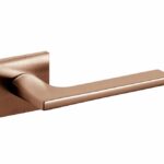 Olivari deurkruk Lotus Q op rozet koper mat titaan PVD