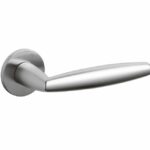 Olivari deurkruk Aurelia op rozet chroom mat