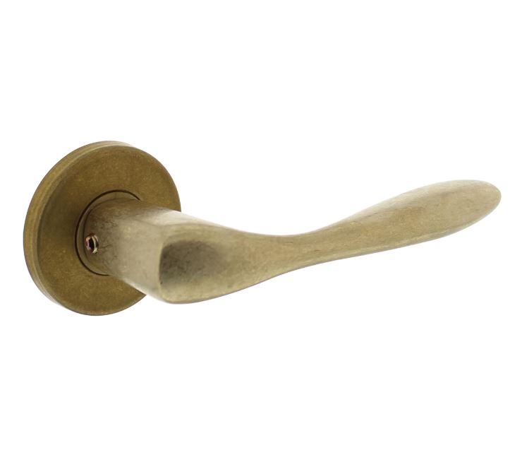 Deurkruk Banaan met rozet ø49x7mm verdekt messing getrommeld