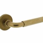 Deurkruk Palma met rozet ø49x7mm verdekt messing getrommeld