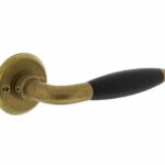 Deurkruk Antonnet met rozet ø50x5mm schroefgat messing getrommeld/ebbenhout