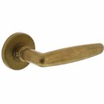 Deurkruk Sophie met rozet ø49x7mm verdekt messing getrommeld