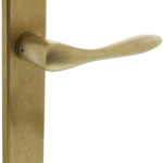 Deurkruk Banaan met schild 181x41x7mm blind messing getrommeld