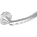 Intersteel deurkruk half rond 90° op rond rozet RVS