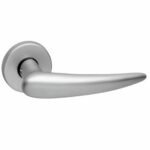 Deurklink Sabeltand op rozet chroom mat