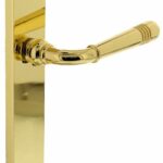 Intersteel Deurkruk Helena op schild blind messing gelakt