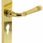 Intersteel Deurkruk Helena op schild PC55 Messing Gelakt