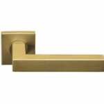 Deurkruk BASIC BSQ1-G op vierkant rozet PVD Mat Goud