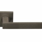 Deurkruk BASIC BSQ2-G op vierkant rozet Brons