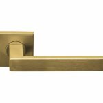 Deurkruk BASIC BSQ2-G op vierkant rozet PVD Mat Goud