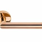 Deurkruk BASIC LBII-19 op ronde rozet PVD Gepolijst Koper