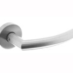 Deurkruk Half Rond/Hoek 90° met geveerde rozet ATP RVS