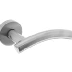 Deurkruk Gebogen met geveerde rozet ATP RVS