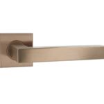 Deurklink BASICS BSQ1-G op vierkant rozet PVD licht brons