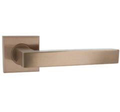 Deurklink BASICS BSQ1-G op vierkant rozet PVD licht brons