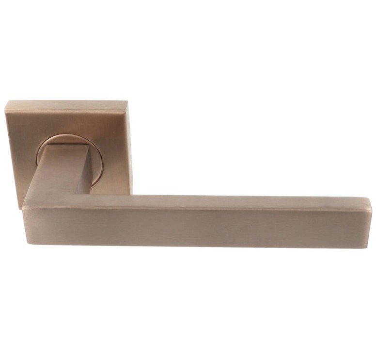 Deurklink BASICS BSQ2-G op vierkant rozet PVD licht brons