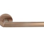 Deurklink BASICS LBII-19 op ronde rozet PVD licht brons