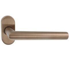 Deurklink BASICS LBII-19B32G op ovaal rozet PVD licht brons