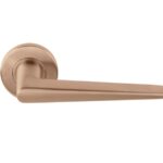 Deurkruk BASIC LBXXIH op ronde rozet PVD licht brons