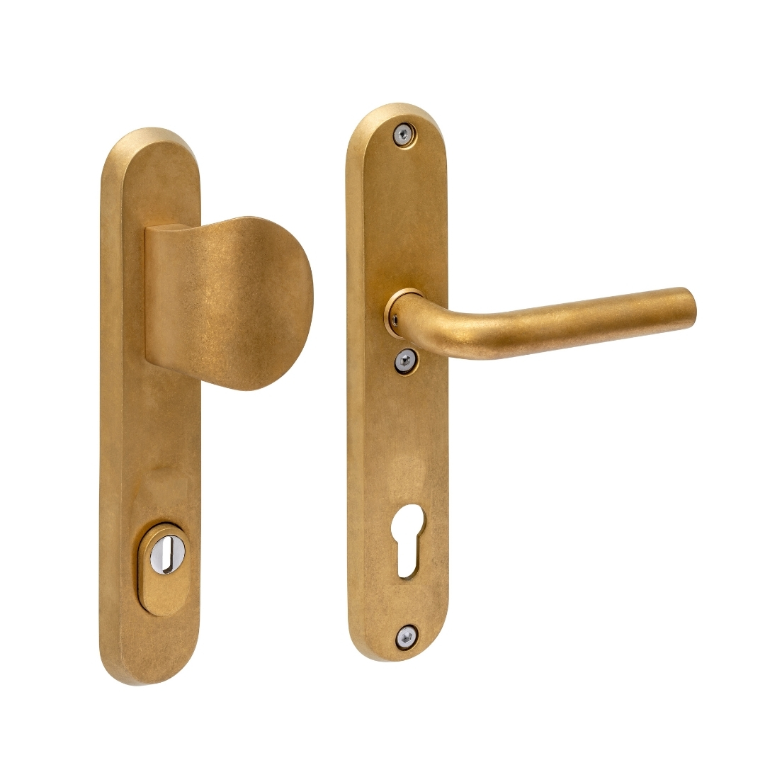 Intersteel SKG3 veiligheidsbeslag ovaal greepkruk Luzern PC92mm met kerntrekbeveiliging PVD messing getrommeld