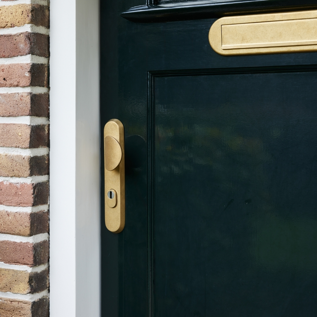 Intersteel SKG3 veiligheidsbeslag ovaal greep/kruk Luzern PC72mm met kerntrekbeveiliging PVD messing getrommeld - Afbeelding 3