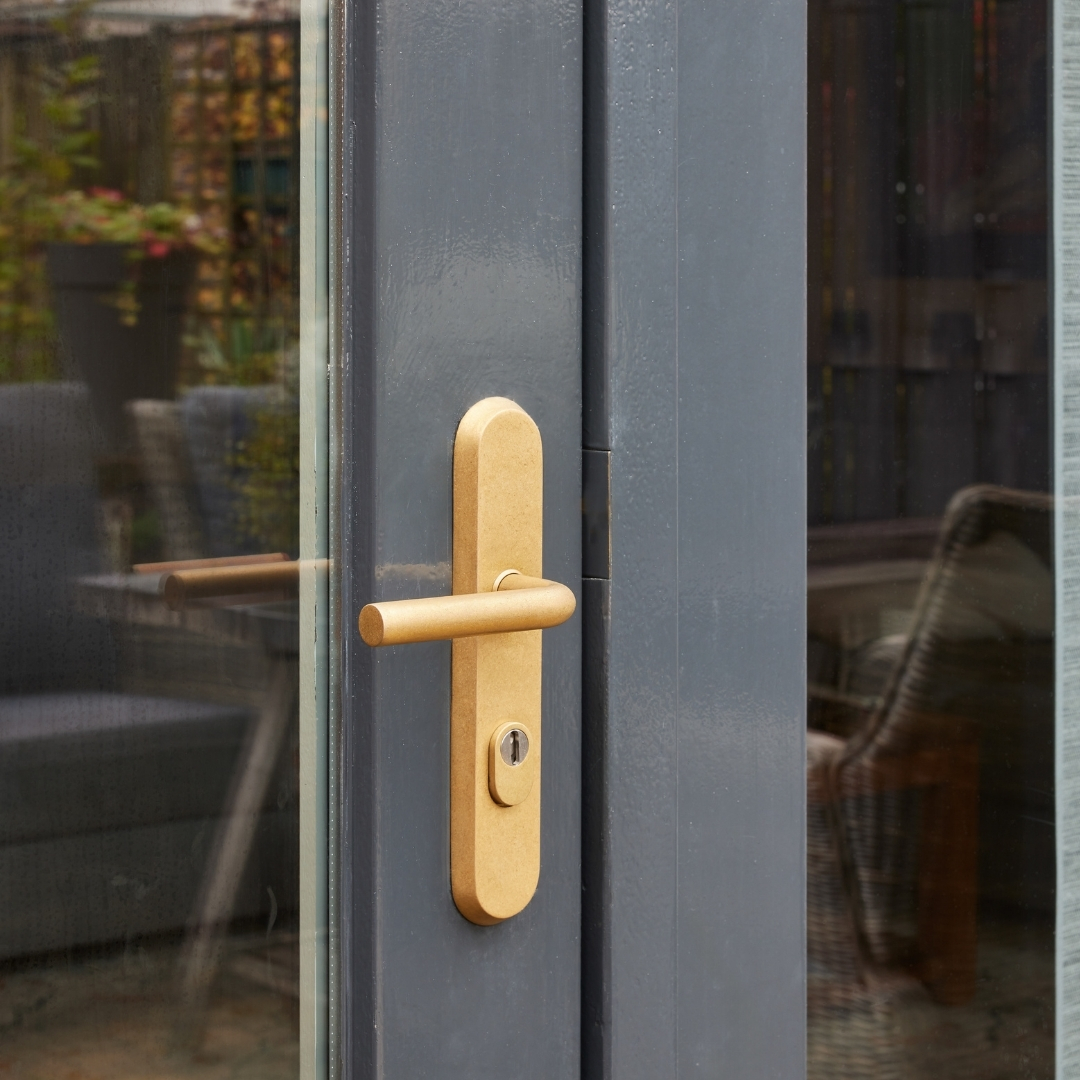 Intersteel SKG3 veiligheidsbeslag ovaal kruk/kruk Luzern PC92mm met kerntrekbeveiliging PVD messing getrommeld - Afbeelding 3