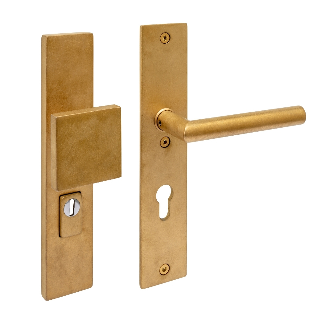 Intersteel SKG3 veiligheidsbeslag rechthoekig greepkruk Jura PC72mm met kerntrekbeveiliging PVD messing getrommeld