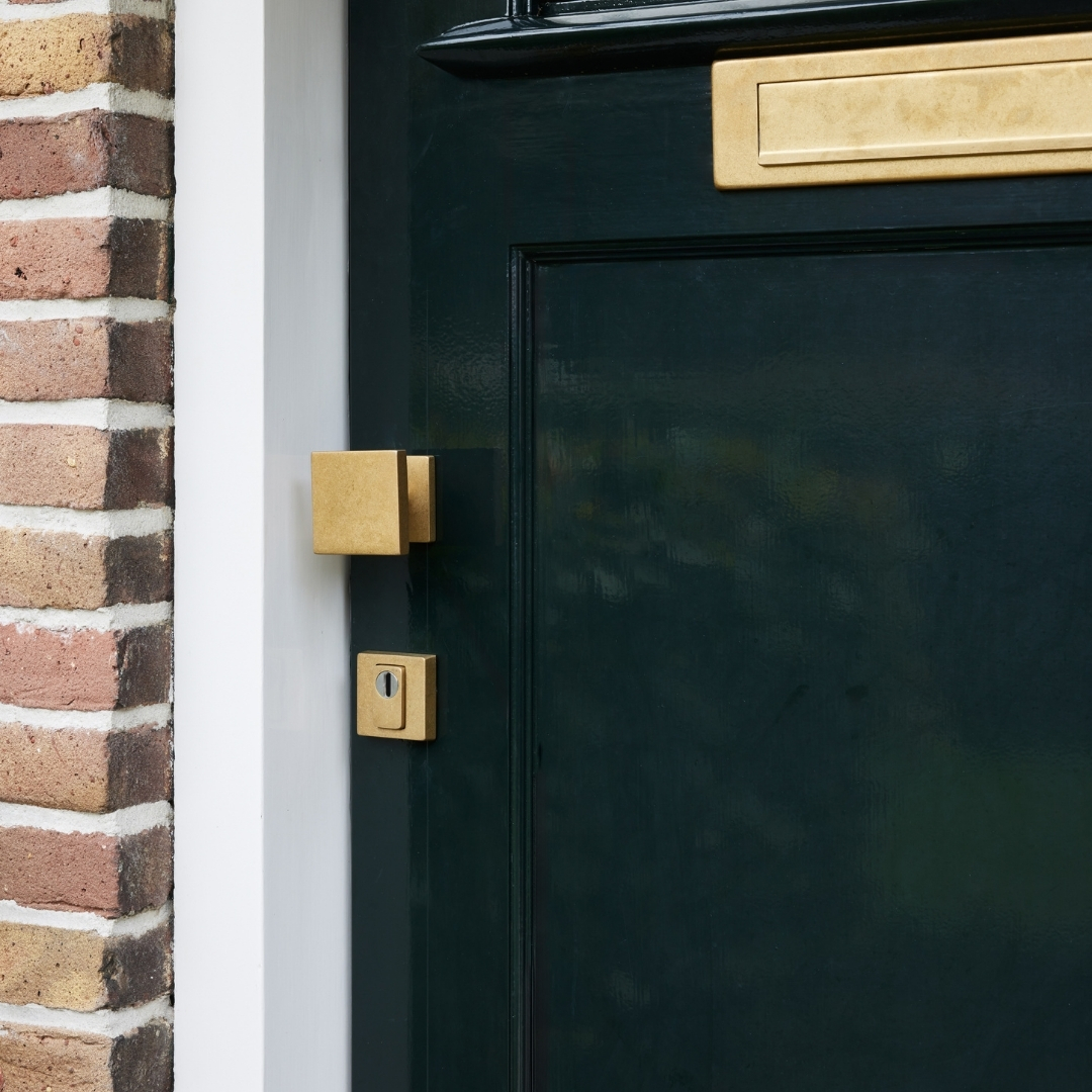 Intersteel SKG3 veiligheidsrozetten vierkant 54x54x12mm met kerntrekbeveiliging PVD messing getrommeld