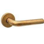 Intersteel set achterdeurbeslag rond deurkruk Luzern met massieve rozetten PVD messing getrommeld