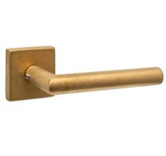 Intersteel set achterdeurbeslag vierkant deurkruk Jura met massieve rozetten PVD messing getrommeld