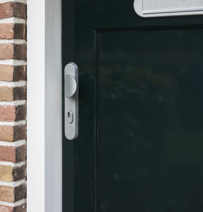 Intersteel SKG3 veiligheidsbeslag ovaal greep/kruk Luzern PC92mm met kerntrekbeveiliging rvs getrommeld - Afbeelding 3