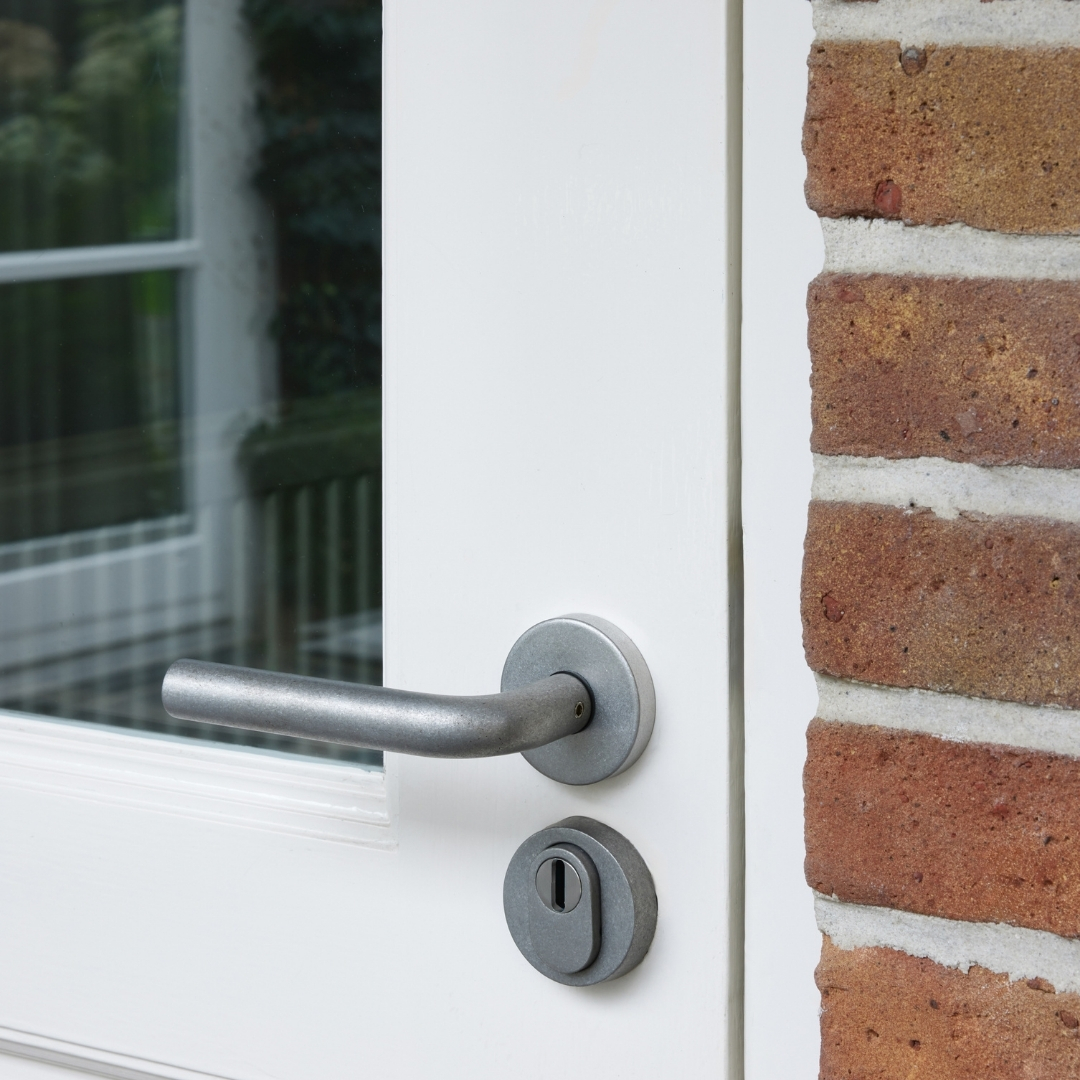 Intersteel set achterdeurbeslag rond deurklink Luzern met massieve rozetten rvs getrommeld - Afbeelding 3