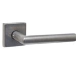 Intersteel set achterdeurbeslag vierkant deurkruk Jura met massieve rozetten rvs getrommeld