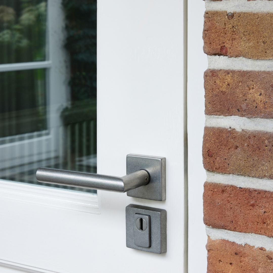 Intersteel set achterdeurbeslag vierkant deurklink Jura met massieve rozetten rvs getrommeld - Afbeelding 4