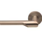 Enkele deurkruk RIVIO by Gensler GL101-G op rozet links pvd licht brons